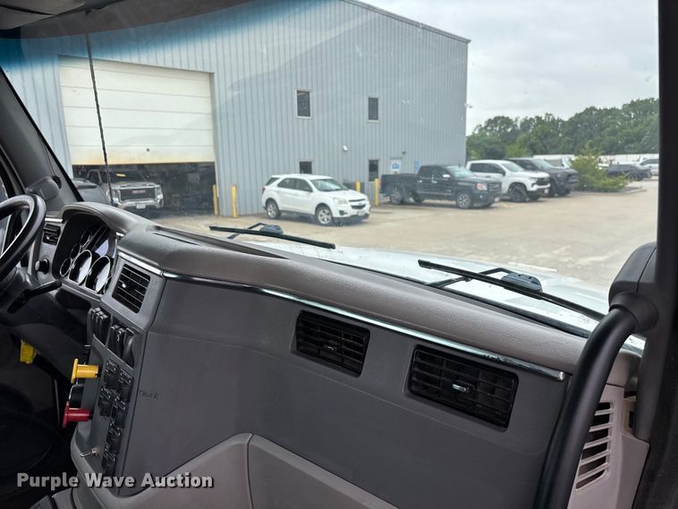 image for item FG0490 2016 Peterbilt 567 semi truck
