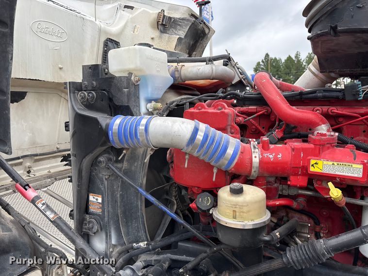 image for item FG0490 2016 Peterbilt 567 semi truck