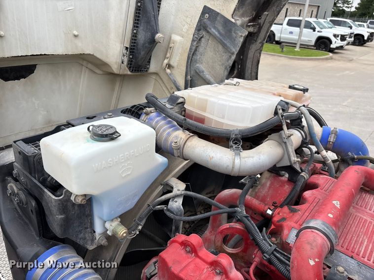 image for item FG0490 2016 Peterbilt 567 semi truck