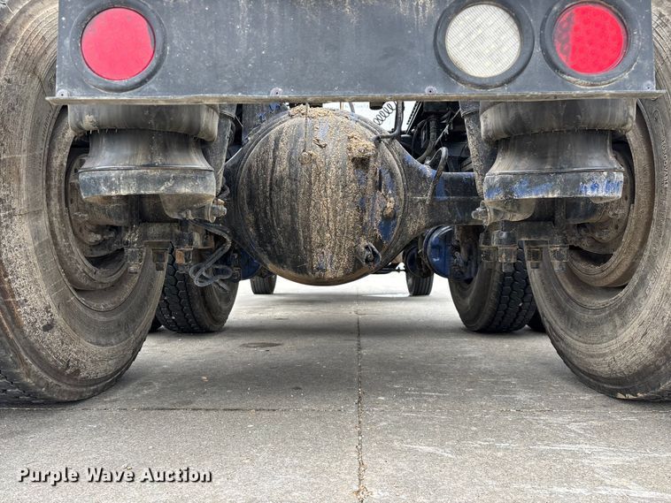 image for item FG0490 2016 Peterbilt 567 semi truck