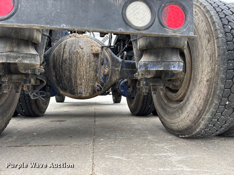 image for item FG0490 2016 Peterbilt 567 semi truck