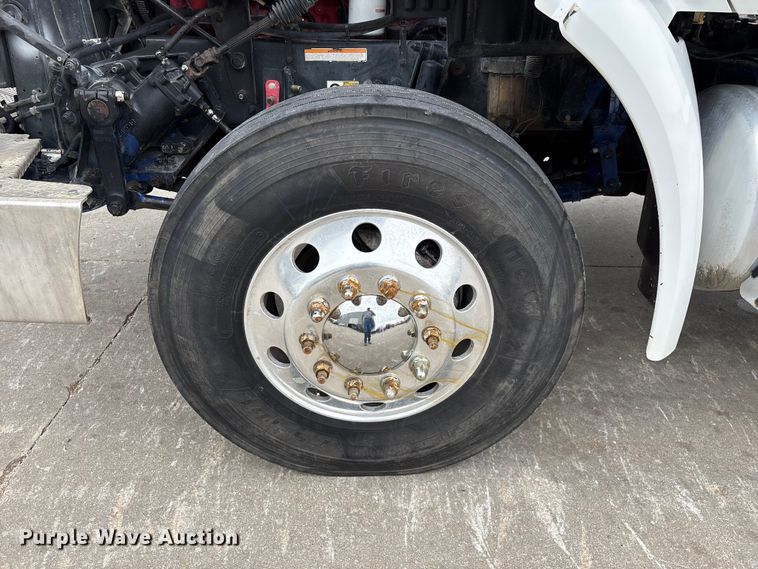 image for item FG0490 2016 Peterbilt 567 semi truck