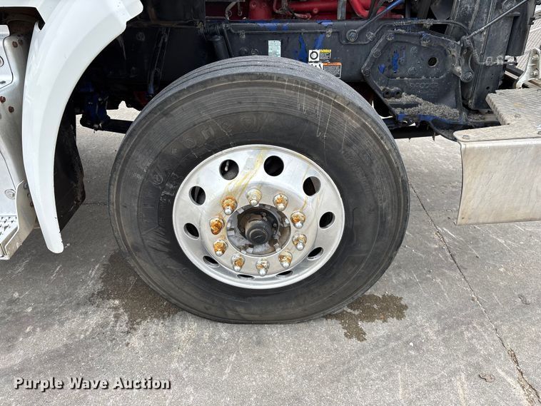 image for item FG0490 2016 Peterbilt 567 semi truck