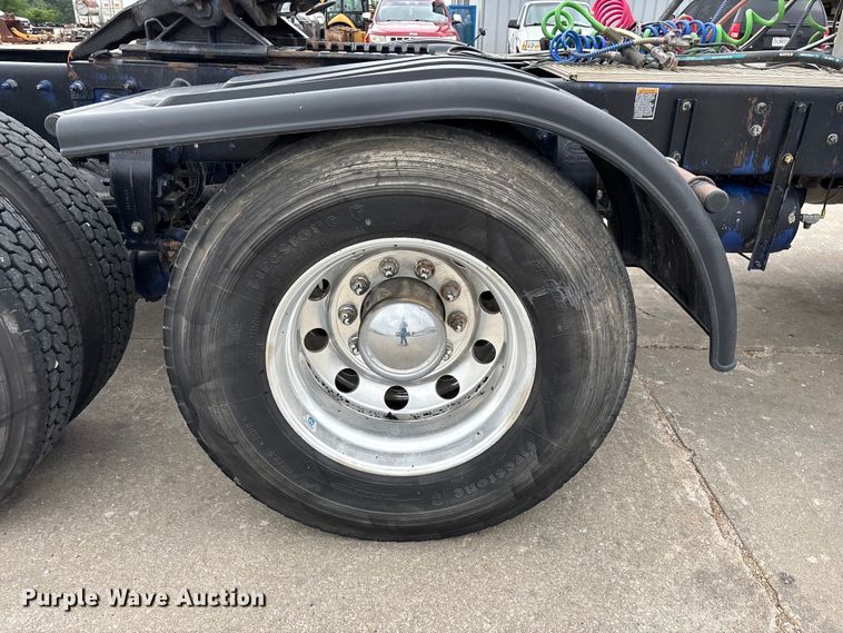 image for item FG0490 2016 Peterbilt 567 semi truck