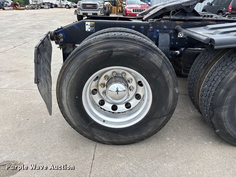 image for item FG0490 2016 Peterbilt 567 semi truck