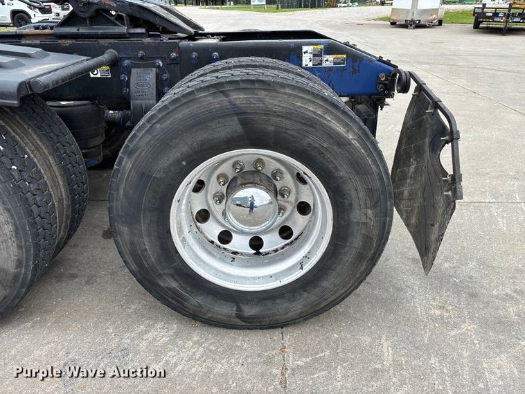 image for item FG0490 2016 Peterbilt 567 semi truck