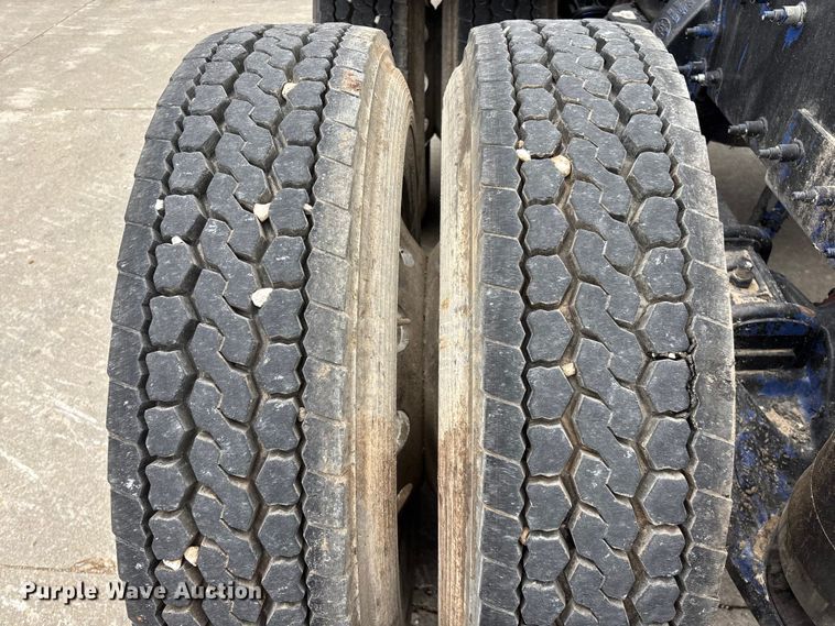 image for item FG0490 2016 Peterbilt 567 semi truck