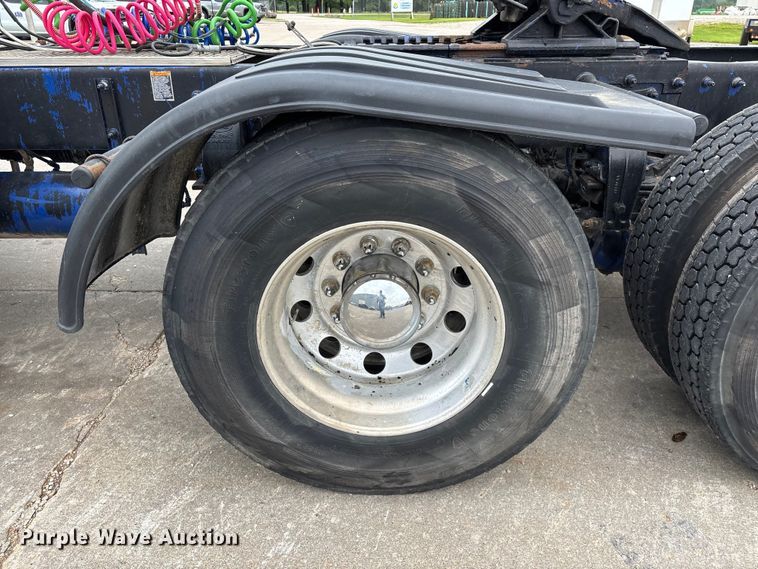 image for item FG0490 2016 Peterbilt 567 semi truck