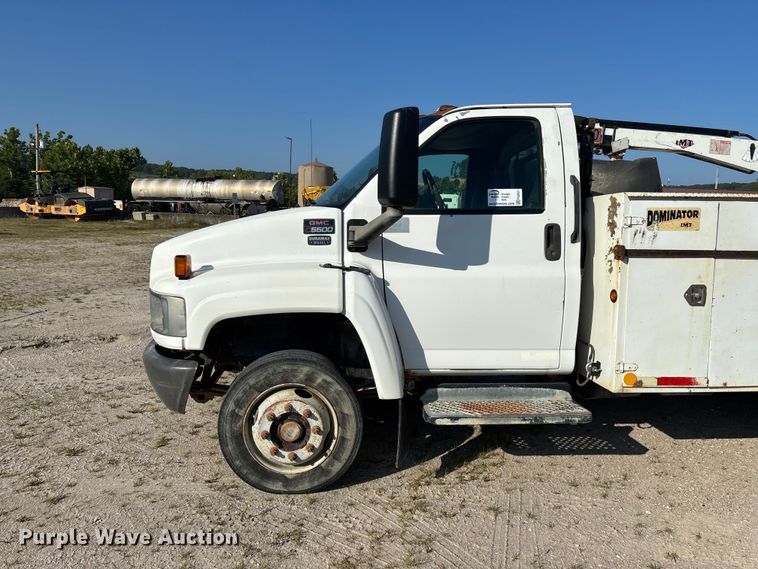 image for item FG0521 2006 GMC C5500 utility / service truck