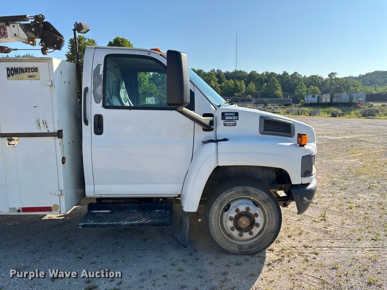 image for item FG0521 2006 GMC C5500 utility / service truck