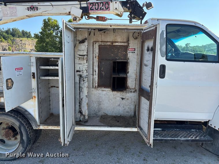 image for item FG0521 2006 GMC C5500 utility / service truck