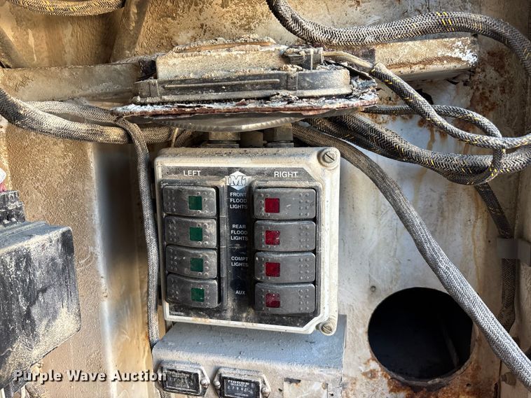 image for item FG0521 2006 GMC C5500 utility / service truck