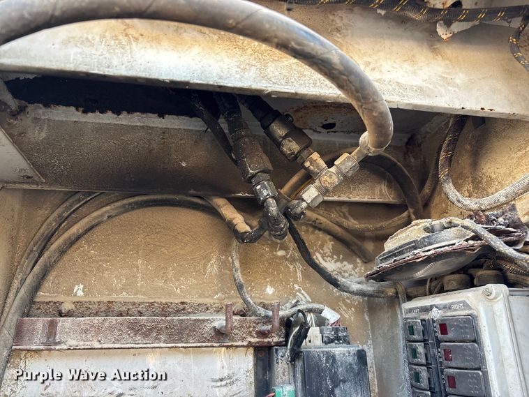 image for item FG0521 2006 GMC C5500 utility / service truck