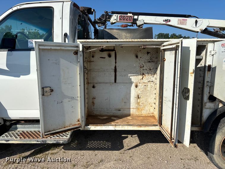 image for item FG0521 2006 GMC C5500 utility / service truck