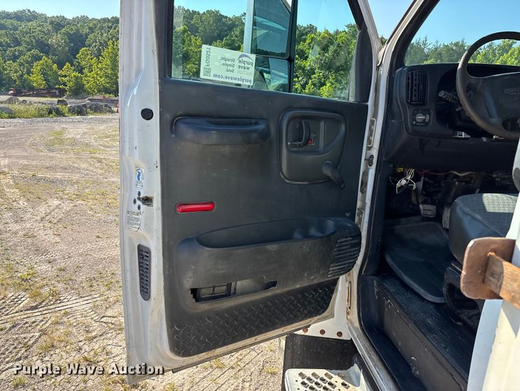 image for item FG0521 2006 GMC C5500 utility / service truck