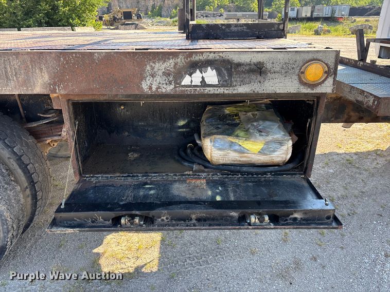 image for item FG0522 1999 Chevrolet C6500 flatbed truck