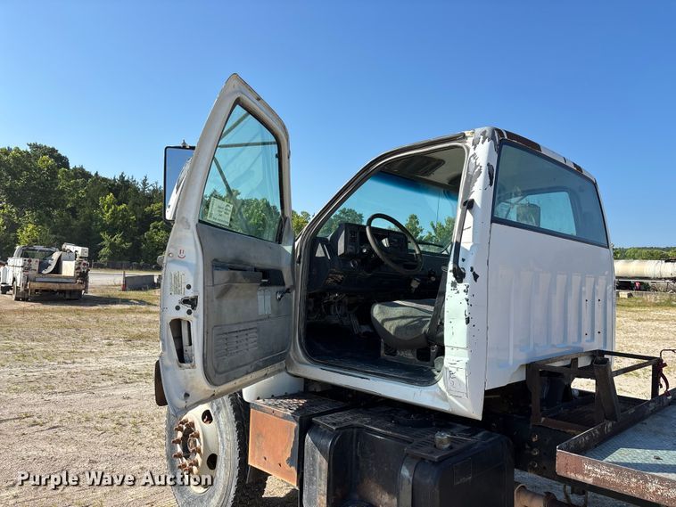 image for item FG0522 1999 Chevrolet C6500 flatbed truck