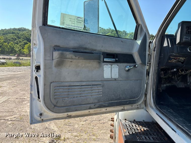 image for item FG0522 1999 Chevrolet C6500 flatbed truck
