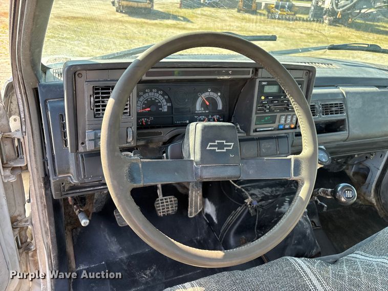image for item FG0522 1999 Chevrolet C6500 flatbed truck
