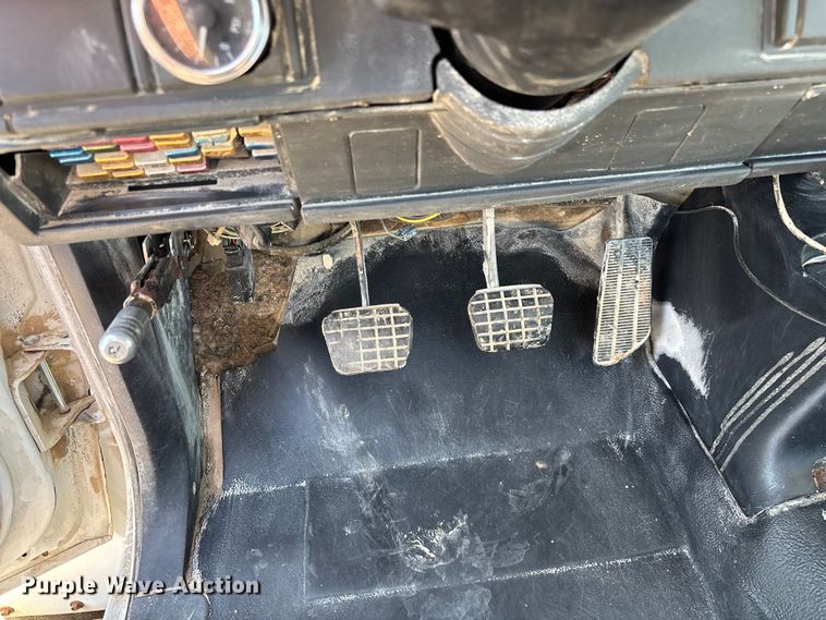 image for item FG0522 1999 Chevrolet C6500 flatbed truck
