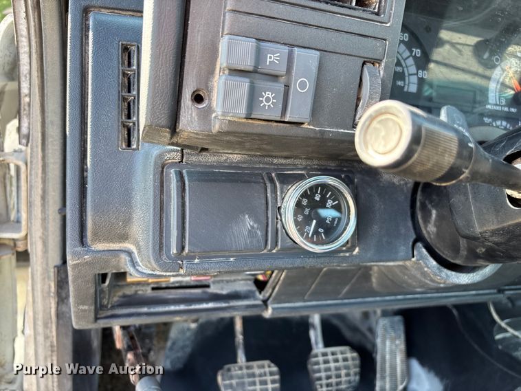 image for item FG0522 1999 Chevrolet C6500 flatbed truck