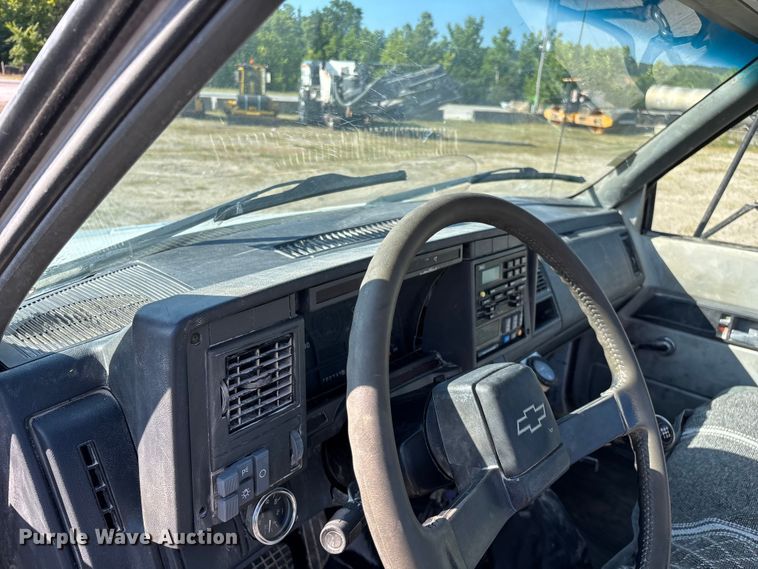 image for item FG0522 1999 Chevrolet C6500 flatbed truck
