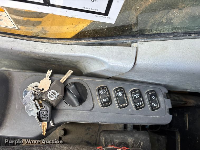 image for item FG0523 2004 Komatsu PC300LC-7L excavator