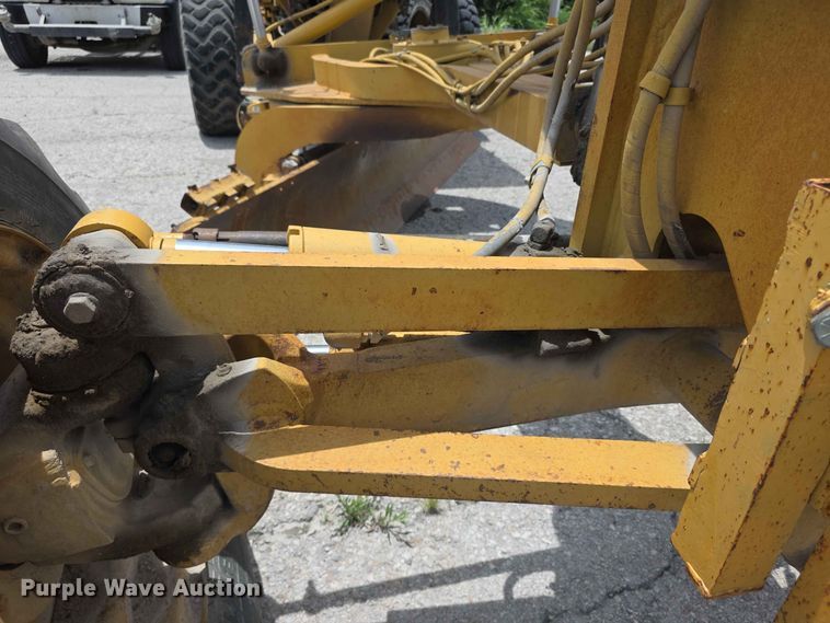 image for item FH6191 1998 Caterpillar 140H motor grader