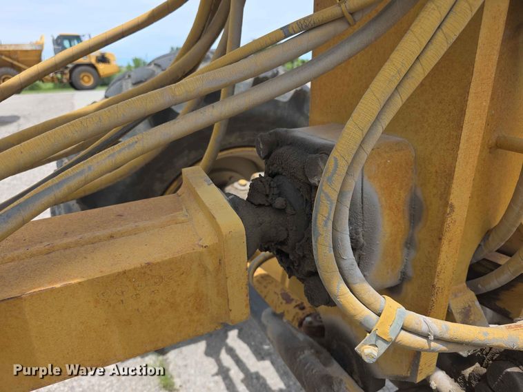 image for item FH6191 1998 Caterpillar 140H motor grader
