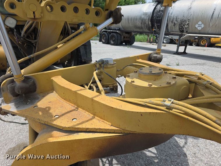 image for item FH6191 1998 Caterpillar 140H motor grader