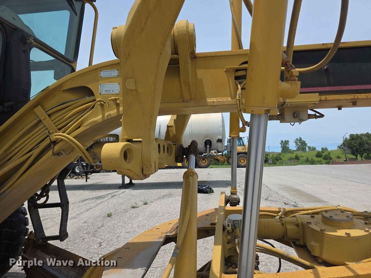 image for item FH6191 1998 Caterpillar 140H motor grader