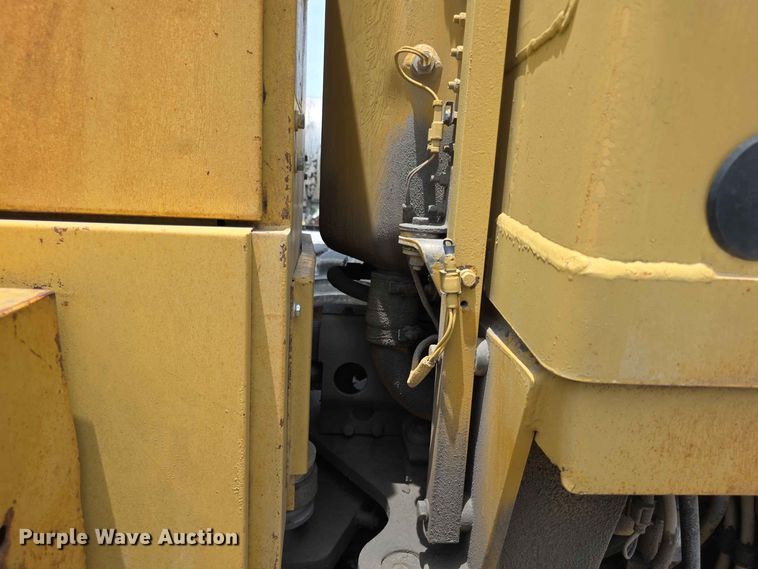 image for item FH6191 1998 Caterpillar 140H motor grader