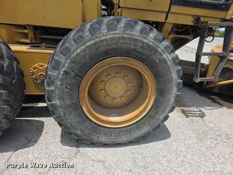 image for item FH6191 1998 Caterpillar 140H motor grader
