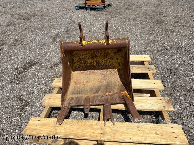 image for item FI0249 John Deere backhoe bucket