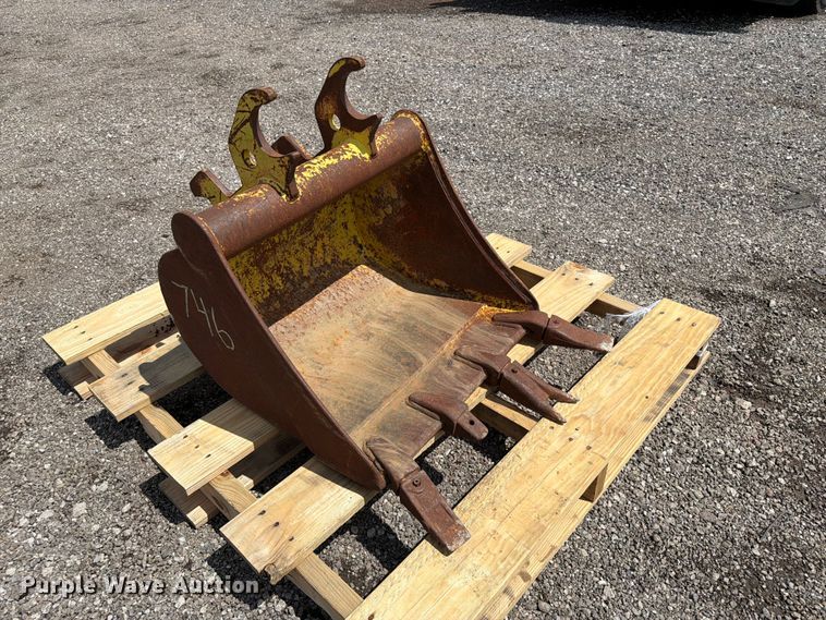 image for item FI0249 John Deere backhoe bucket