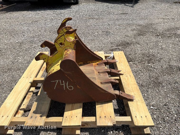 image for item FI0249 John Deere backhoe bucket