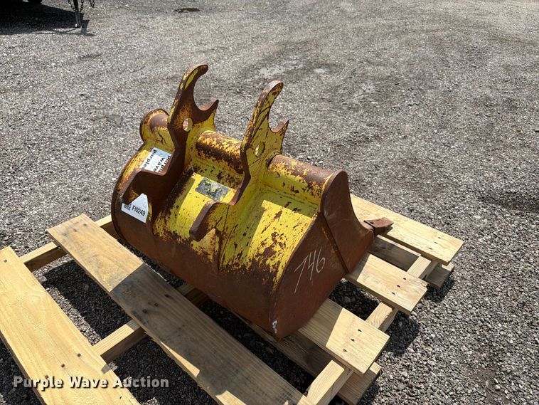 image for item FI0249 John Deere backhoe bucket
