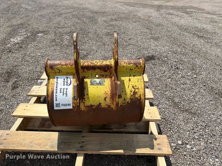 image for item FI0249 John Deere backhoe bucket