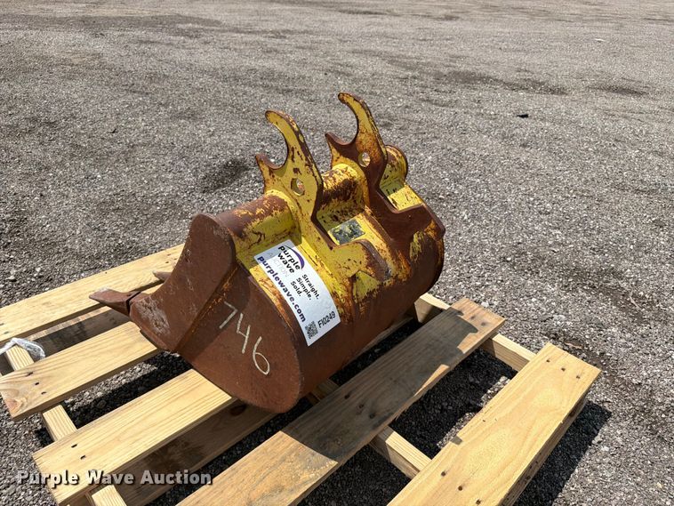image for item FI0249 John Deere backhoe bucket