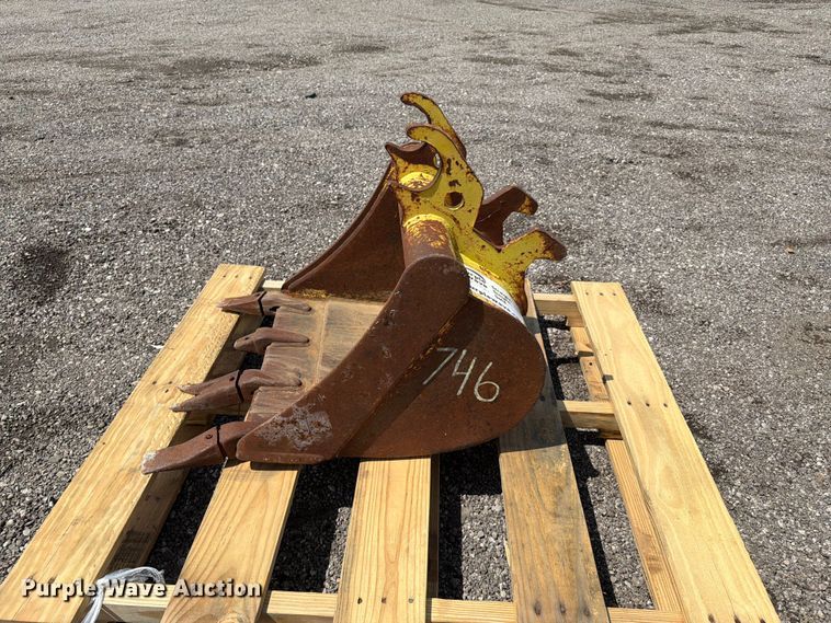 image for item FI0249 John Deere backhoe bucket
