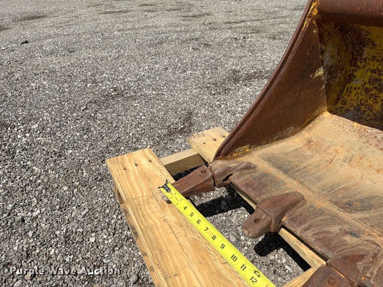 image for item FI0249 John Deere backhoe bucket