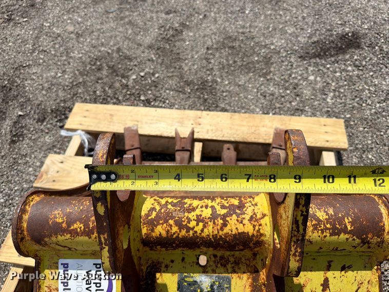 image for item FI0249 John Deere backhoe bucket