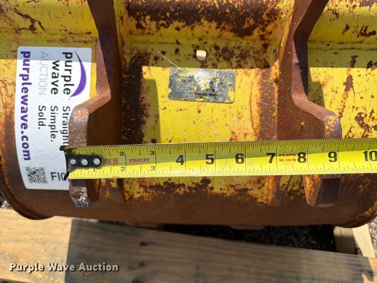 image for item FI0249 John Deere backhoe bucket