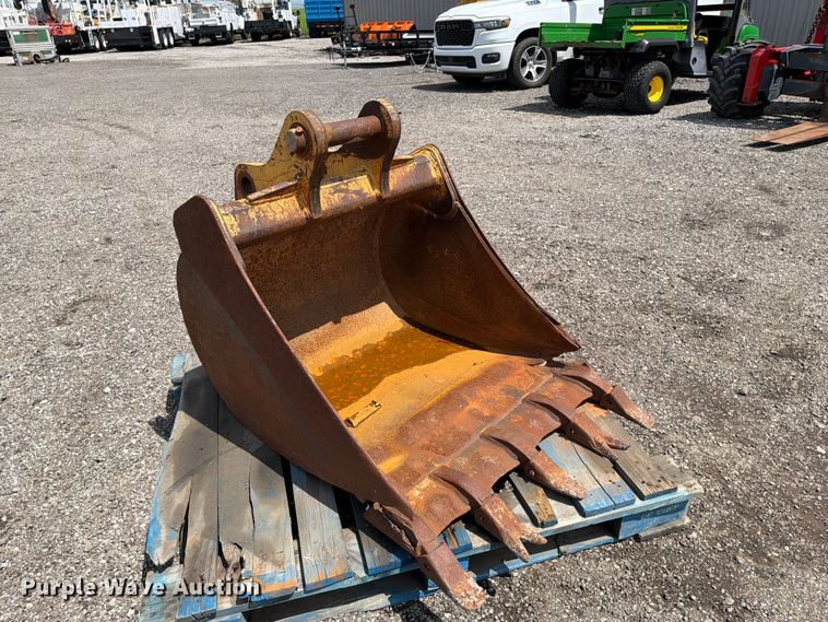 image for item FI0250 John Deere AT192019 backhoe bucket