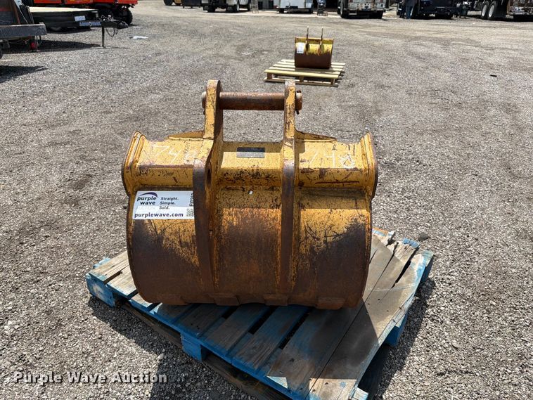 image for item FI0250 John Deere AT192019 backhoe bucket