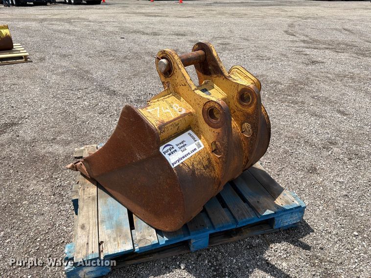 image for item FI0250 John Deere AT192019 backhoe bucket