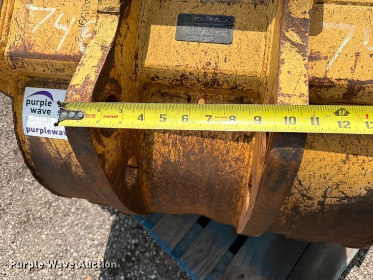 image for item FI0250 John Deere AT192019 backhoe bucket