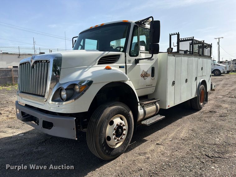 image for item FI0259 2011 International 7400 utility / service truck