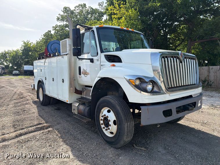 image for item FI0259 2011 International 7400 utility / service truck