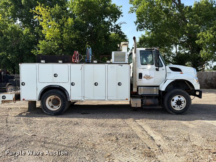 image for item FI0259 2011 International 7400 utility / service truck